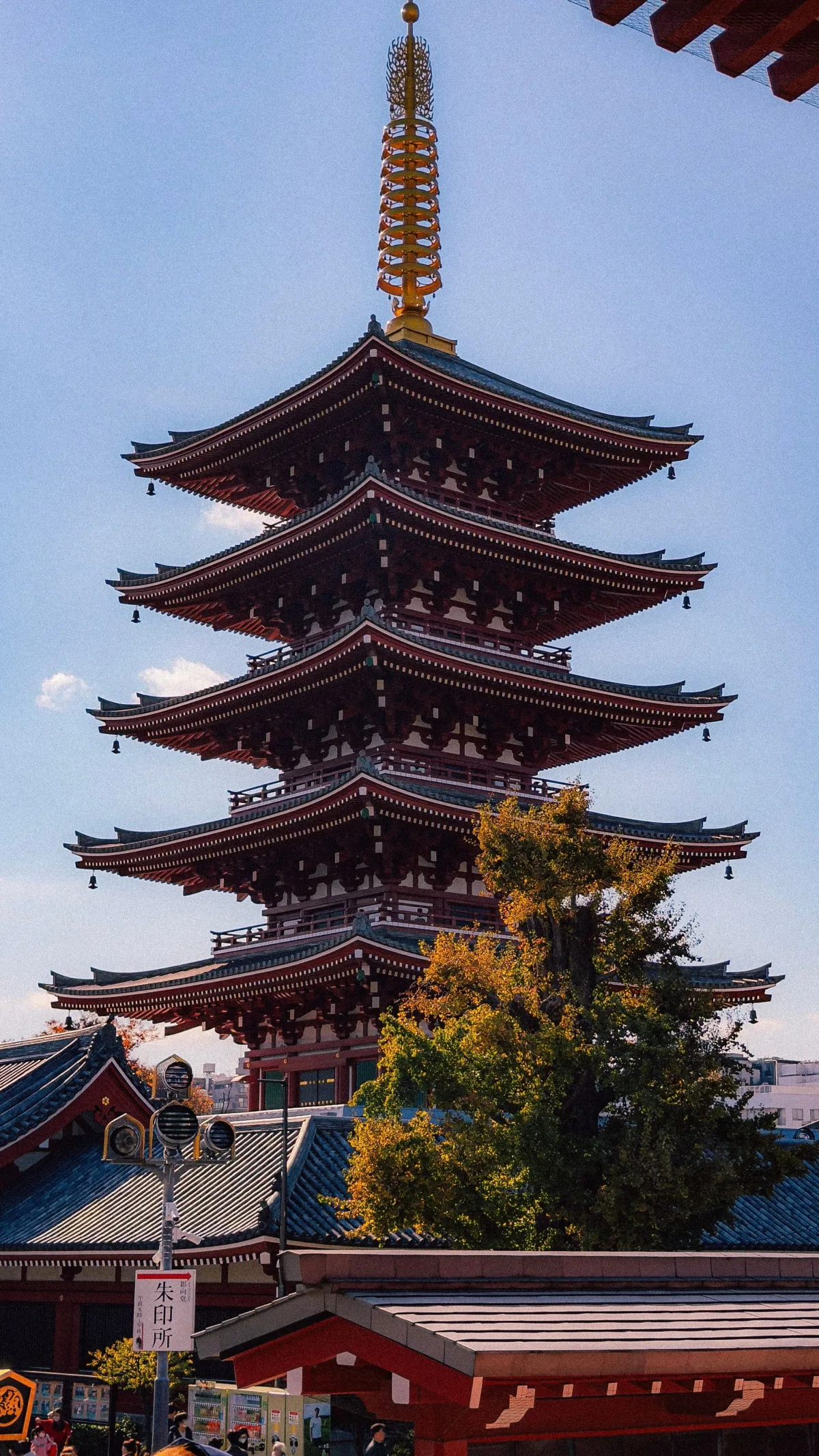 日本eSIM推薦-旅客在日本街頭滑手機